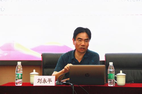 刘书记上党课 .jpg